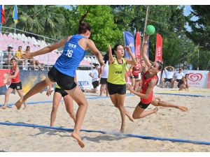 İzmir'deki Avrupa 17 Yaş Altı Plaj Hentbolu Şampiyonalarında ilk gün tamamlandı