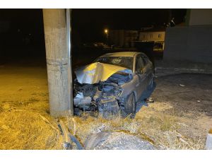 Elazığ'da direğe çarpan otomobildeki 6 kişi yaralandı