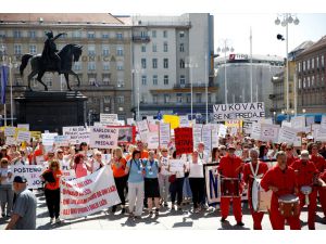 Hırvatistan'da adliye çalışanları zam talebiyle başkent Zagreb'de toplandı