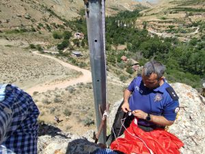 Emniyet Müdürü, sarp kayalıktaki yıpranan Türk bayrağını değiştirdi