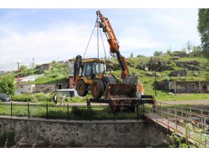 Ardahan'da yeniden alabalık yaşamı oluşması için dereden kamyonlarca çöp ve balçık çıkarıldı