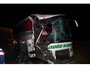 GÜNCELLEME - Anadolu Otoyolu'nda tır ile yolcu otobüsü çarpıştı, 1 kişi öldü, 19 kişi yaralandı