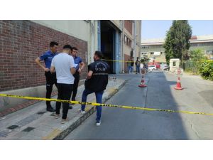 Zeytinburnu'nda çatıdan düşen kişi öldü