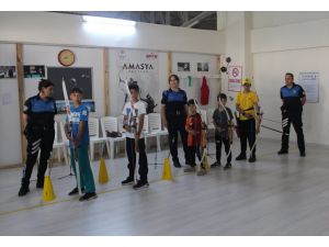 Amasyalı gençler, geleneksel Türk okçuluğunu öğreniyor