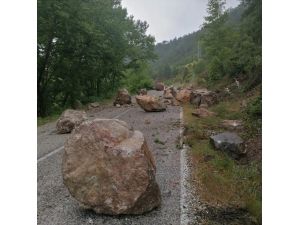 Kütahya'da kara yoluna düşen kayalar ulaşımı aksattı