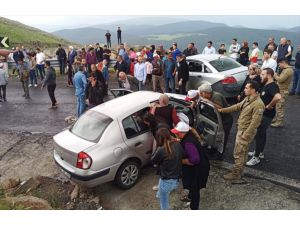 Ardahan'da iki otomobil çarpıştı, 12 kişi yaralandı