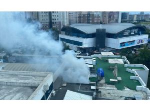 Zeytinburnu'nda teknoloji mağazasının deposunda yangın çıktı