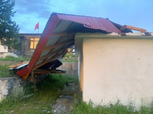 Ardahan'da şiddetli rüzgar bazı binaların çatılarını uçurdu