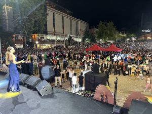 Şarkıcı Ebru Yaşar Karabük'te konser verdi