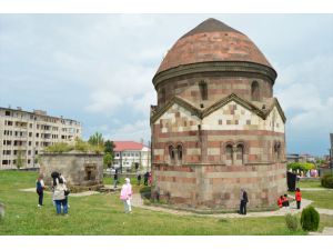 Öğrenciler "Anadoluyuz Biz" projesiyle Erzurum'un tarihi mekanlarını gezdi