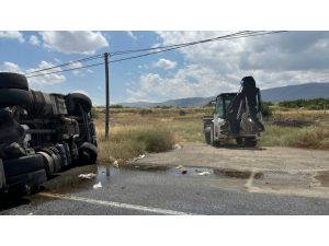 Malatya'da devrilen mazot yüklü tankerin sürücüsü yaralandı
