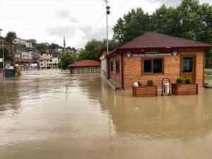 GÜNCELLEME - Bartın Irmağı sağanak nedeniyle taştı, iş yerleri su altında kaldı