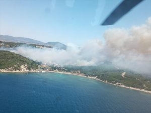 İzmir'de çıkan orman yangınlarına müdahale ediliyor