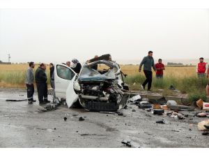 Sivas'ta kamyon ile hafif ticari aracın çarpıştığı kazada 2 kişi öldü, 3 kişi yaralandı