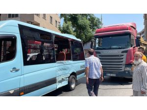 Ümraniye'de kamyon ile minibüsün çarpıştığı kazada 6 kişi yaralandı