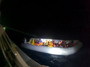 İzmir açıklarında geri itilen 25 düzensiz göçmen kurtarıldı