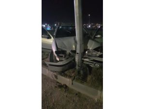 Karabük'te alkollü sürücü otomobiliyle refüje çıkıp aydınlatma direğine çarptı