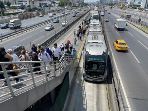İstanbul'da bazı metrobüslerin klimalarının çalışmaması tepki çekiyor