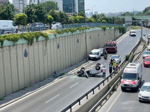 İstanbul'da otomobiliyle 5 metre yükseklikten yan yola düşen sürücü yaralandı