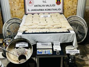 Antalya'da kiraladıkları evde 68 kilogram eroin imal eden 2 şüpheli yakalandı