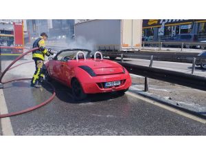 Kocaeli'de seyir halindeki otomobilde çıkan yangın söndürüldü