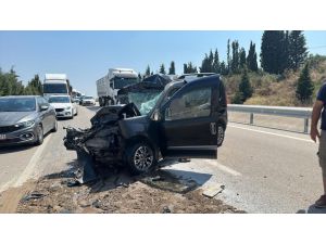Balıkesir'de kamyonete çarpan hafif ticari aracın sürücüsü öldü