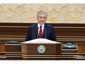 Özbekistan'da cumhurbaşkanı seçimini kazanan Mirziyoyev, yemin ederek görevine başladı