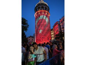 Galata Kulesi'ne 15 Temmuz şehitlerinin fotoğrafları yansıtıldı