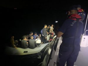 İzmir açıklarında sürüklenen bottaki 15 düzensiz göçmen kurtarıldı