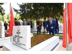 İzmir ve çevre illerdeki şehitliklerde tören düzenlendi
