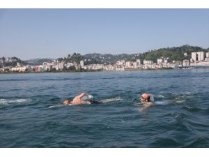 Rize'de 16 kişilik grup 15 Temmuz Şehitleri anısına 4 kilometre yüzdü