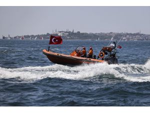Kıyı Emniyeti Genel Müdürlüğü, İstanbul Boğazı'nda saygı seyri düzenledi
