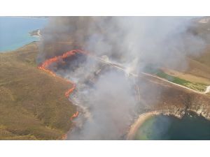Avşa Adası'ndaki arazi yangınına müdahale ediliyor