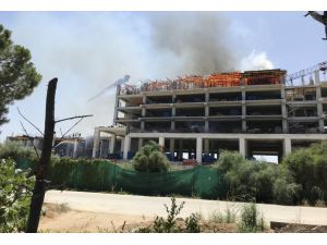 Antalya'da 5 yıldızlı otelin inşaatında çıkan yangın söndürüldü