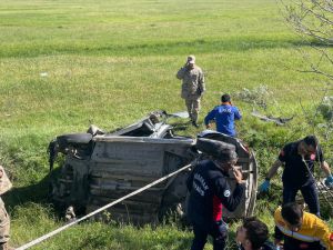 Ardahan'da devrilen otomobilin sürücüsü öldü, bir kişi ağır yaralandı