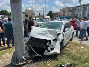 Samsun'da iki otomobilin çarpıştığı kazada 7 kişi yaralandı