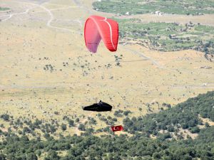 Aksaraylı paraşütçüler şehit Ömer Halisdemir'in kabrine ziyaret için atlayış yaptı
