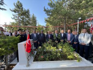 15 Temmuz kahramanı şehit Ömer Halisdemir'in kabrinde tören düzenlendi