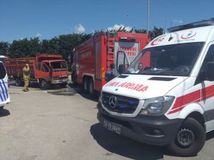 Sultanbeyli'de itfaiye aracıyla çarpışan kamyonetin sürücüsü yaralandı