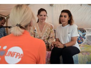 BM Nüfus Fonu iyi niyet elçisi ünlü oyuncu Ashley Judd, deprem bölgesinde kadınlarla buluştu