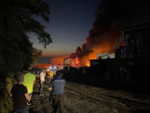 GÜNCELLEME - Sinop'ta inşaat firmasına ait depodaki yangın söndürüldü