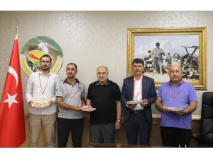 Gaziantep'te sezonun ilk kırmızı kabuklu Antep fıstığı yetiştiricileri ödüllendirildi