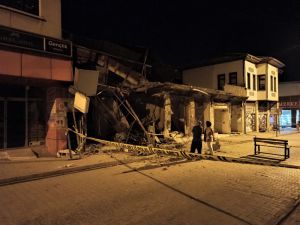 Osmaniye’de ağır hasarlı iki katlı bina çöktü