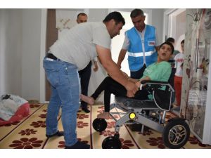 Siirt Valisi Hacıbektaşoğlu, engelli bireyin akülü sandalye talebini yerine getirdi