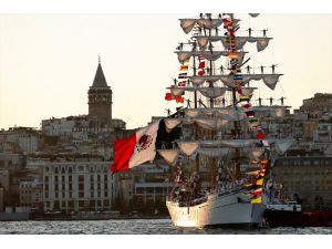 Meksika donanmasına ait yelkenli eğitim gemisi "Cuauhtemoc", İstanbul Sarayburnu'na ulaştı