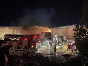 Niğde'de tekstil fabrikasının deposunda çıkan yangın hasara neden oldu