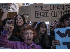 Öğrencilerden iklim değişikliğine karşı gösteri