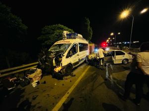 Afyonkarahisar'da minibüs ile otomobilin çarpıştığı kazada 1 kişi öldü, 6 kişi yaralandı