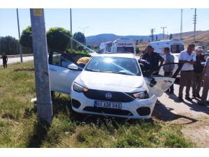 Sivas'ta iki otomobilin çarpışması sonucu 7 kişi yaralandı