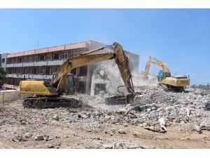 Belen'de bina yıkım ve enkaz kaldırma çalışmaları devam ediyor